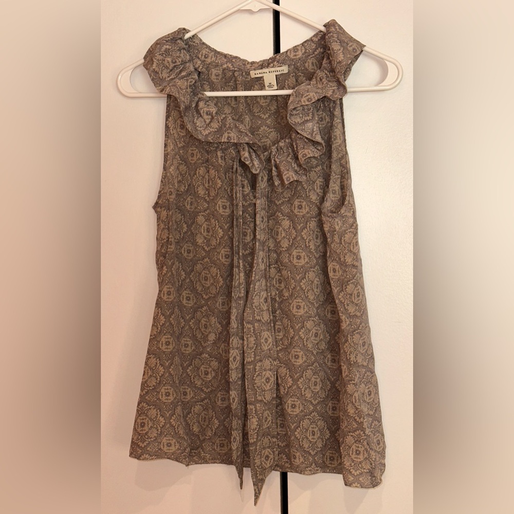Banana Republic Ruffled Sleeveless Top - Beige Pattern. Size M